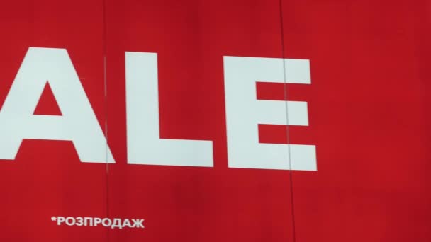 Красный баннер с рекламой продается в торговых центрах по черной пятнице на Рождество — стоковое видео
