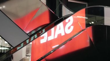 Yeni yılda Kara Cuma günü alışveriş merkezinde reklam pankartı satışı.