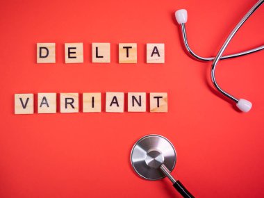 Delta 'nın yerine Omicron versiyonu. Koronavirüsün yeni tehlikeli bir türü olan COVID-19 Omicron ortaya çıktı. Phonendoskop. Renkli kırmızı arkaplanda delta varyantı