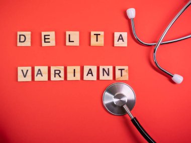 Delta 'nın yerine Omicron versiyonu. Koronavirüsün yeni tehlikeli bir türü olan COVID-19 Omicron ortaya çıktı. Phonendoskop. Renkli kırmızı arkaplanda delta varyantı