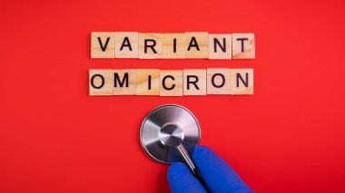 Omicron varyantı Delta 'nın yerini alır. Koronavirüsün yeni tehlikeli bir türü olan COVID-19 Omicron ortaya çıktı. Renkli kırmızı arkaplanda omikron varyantı