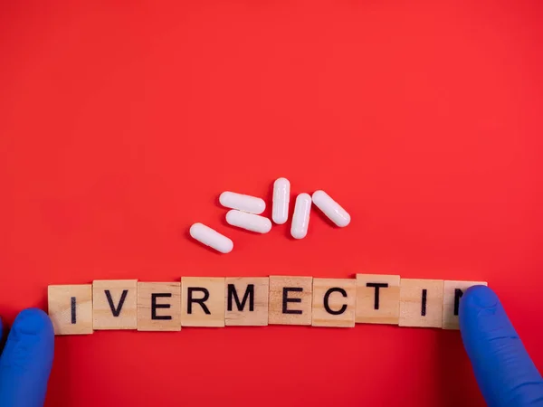 色の赤い紙のテクスチャの背景にIvermectin イヴェルメクチン系抗寄生虫薬 ラベルオフ承認薬を使用します Covid 19療法 薬局のコンセプト コピースペース デザインテンプレートをモックアップ — ストック写真
