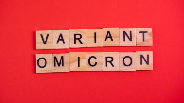 Omicron varyantı Delta 'nın yerini alır. Koronavirüsün yeni tehlikeli bir türü olan COVID-19 Omicron ortaya çıktı. Renkli kırmızı arkaplanda omikron varyantı