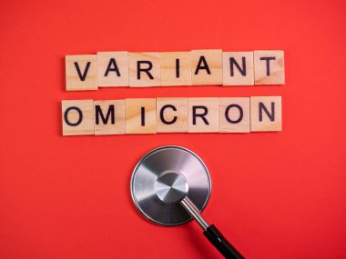 Omicron varyantı Delta 'nın yerini alır. Koronavirüsün yeni tehlikeli bir türü olan COVID-19 Omicron ortaya çıktı. Renkli kırmızı arkaplanda omikron varyantı