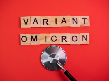 Omicron varyantı Delta 'nın yerini alır. Koronavirüsün yeni tehlikeli bir türü olan COVID-19 Omicron ortaya çıktı. Renkli kırmızı arkaplanda omikron varyantı
