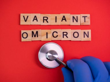 Omicron varyantı Delta 'nın yerini alır. Koronavirüsün yeni tehlikeli bir türü olan COVID-19 Omicron ortaya çıktı. Renkli kırmızı arkaplanda omikron varyantı