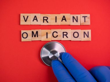 Omicron varyantı Delta 'nın yerini alır. Koronavirüsün yeni tehlikeli bir türü olan COVID-19 Omicron ortaya çıktı. Renkli kırmızı arkaplanda omikron varyantı