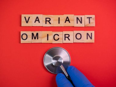 Omicron varyantı Delta 'nın yerini alır. Koronavirüsün yeni tehlikeli bir türü olan COVID-19 Omicron ortaya çıktı. Renkli kırmızı arkaplanda omikron varyantı
