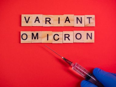 Omicron varyantı Delta 'nın yerini alır. Koronavirüsün yeni tehlikeli bir türü olan COVID-19 Omicron ortaya çıktı. Renkli kırmızı arkaplanda omikron varyantı