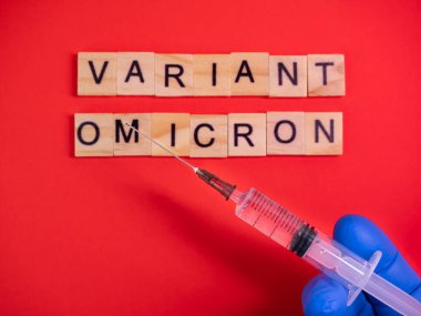 Omicron varyantı Delta 'nın yerini alır. Koronavirüsün yeni tehlikeli bir türü olan COVID-19 Omicron ortaya çıktı. Renkli kırmızı arkaplanda omikron varyantı