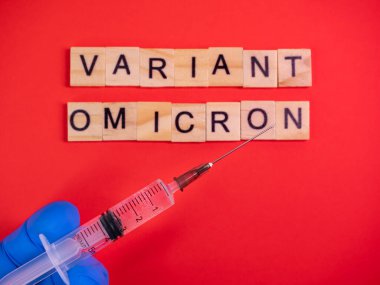 Omicron varyantı Delta 'nın yerini alır. Koronavirüsün yeni tehlikeli bir türü olan COVID-19 Omicron ortaya çıktı. Renkli kırmızı arkaplanda omikron varyantı