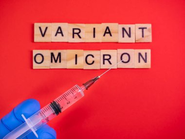 Omicron varyantı Delta 'nın yerini alır. Koronavirüsün yeni tehlikeli bir türü olan COVID-19 Omicron ortaya çıktı. Renkli kırmızı arkaplanda omikron varyantı