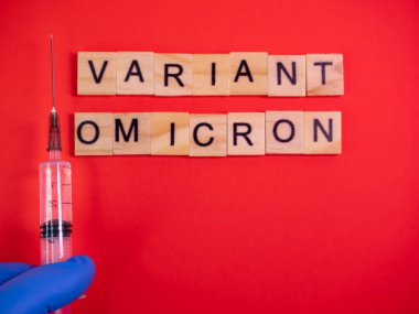 Omicron varyantı Delta 'nın yerini alır. Koronavirüsün yeni tehlikeli bir türü olan COVID-19 Omicron ortaya çıktı. Renkli kırmızı arkaplanda omikron varyantı