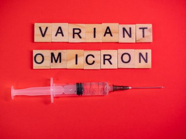 Omicron varyantı Delta 'nın yerini alır. Koronavirüsün yeni tehlikeli bir türü olan COVID-19 Omicron ortaya çıktı. Renkli kırmızı arkaplanda omikron varyantı