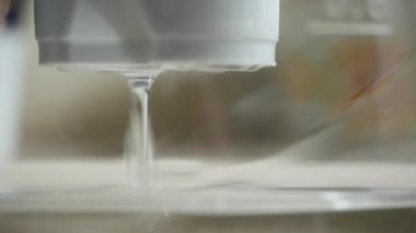 Ev yapımı içme suyu filtresi. Su filtre kartuşundan süzülür.