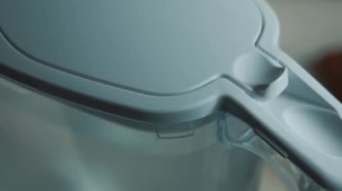 Ev yapımı içme suyu filtresi. Su filtre kartuşundan süzülür.