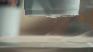 Ev yapımı içme suyu filtresi. Su filtre kartuşundan süzülür.