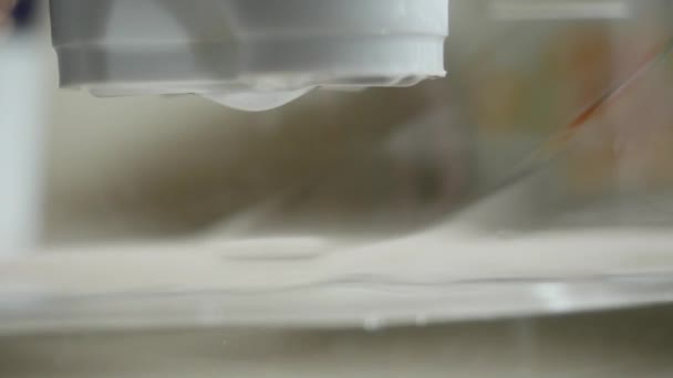 家庭饮用水过滤器。水通过过滤筒渗出 — 图库视频影像