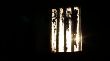 Zırhlı bir kapıdaki kurşun geçirmez pencere. Hapishanede ya da askerde gözetleme deliği