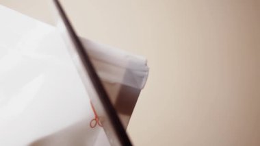 Konsepti aç. Makas paketini sıvı sabunla aç ve köşeyi kes