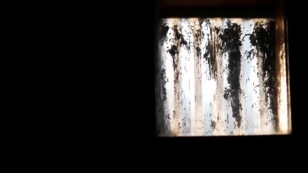Kugelsicheres vergittertes Fenster in einer Panzertür. Guckloch in einem Gefängnis oder Militär — Stockvideo
