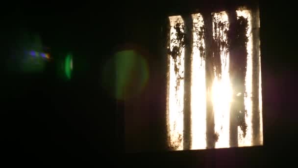 Skottsäkert spärrat fönster i en pansardörr. Kikhål i fängelse eller militär — Stockvideo