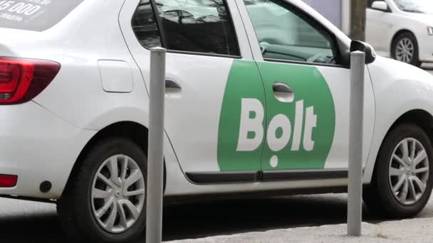 Şehir sokağında Bolt logosu olan taksi durağı. Akıllı telefon uygulaması taksisi. — Stok video