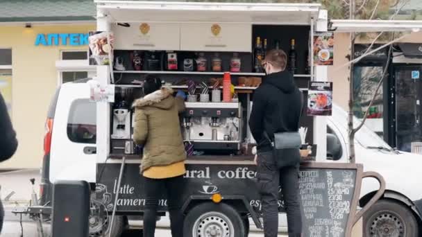 Koffie te gaan. Straat koffieshop in een uitgeruste auto. Barista meisje bereidt espresso — Stockvideo