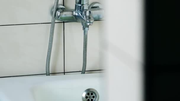 Wall-mounted shower and bathtub. Bathroom with white tiled walls. Hotel toilet — Stock videók