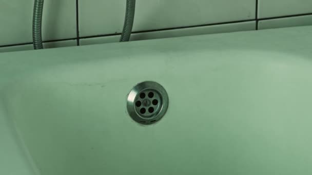 Bañera llena de agua en hotel u hospital. Cuarto de baño con paredes de azulejos blancos. — Vídeo de stock