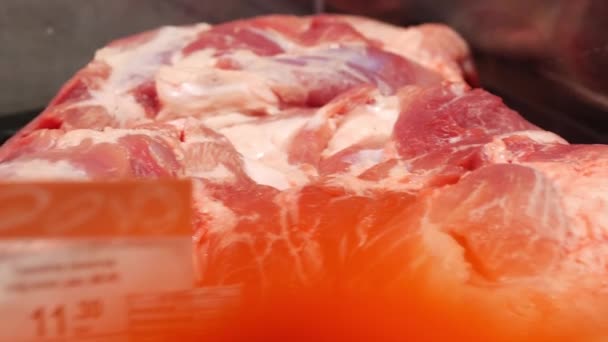 Beef in a steel tray at the supermarket. Raw meat is on the counter of the store — Vídeo de Stock