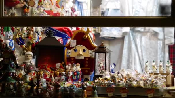 Shop of gifts and souvenirs. Fairy-tale characters, dolls and dresses. Russia — Stok video