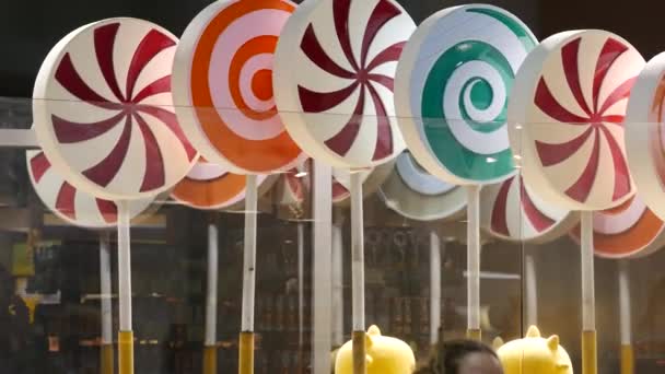 Company confectionery shop Roshen. Advertising in form of huge moving lollipops. — Stock Video