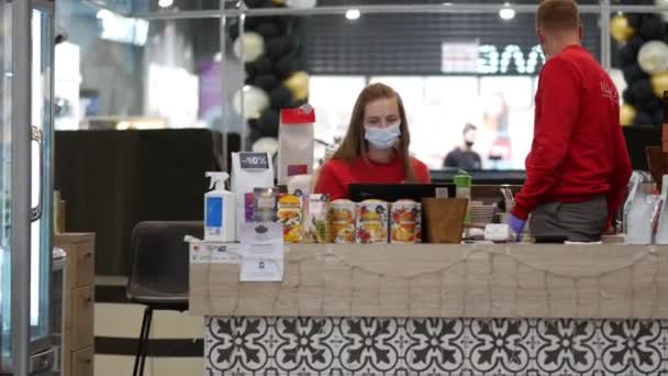 Werknemers van leeg café wachten op klanten. COVID-19 pandemische afsluiting — Stockvideo