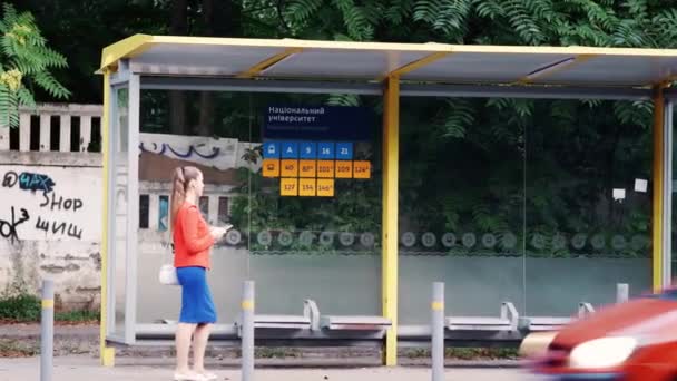 Opancerzony pojazd transportu gotówki z kuloodpornym szkłem zatrzymany na przystanku autobusowym — Wideo stockowe