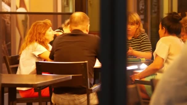 친구들 이 식당에 모여 있었습니다. 거리 카페 테이블에 앉아 있는 사람들 — 비디오