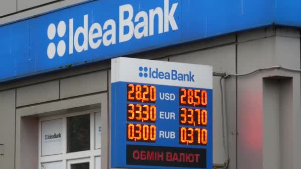 LED Board signage with exchange rate. Exchange rate of the Ukrainian hryvnia — Stock Video