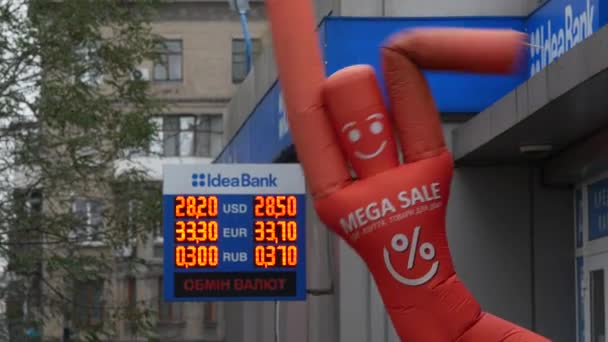 Tablica LED z oznaczeniem kursu walut. Kurs ukraińskiej hrywny — Wideo stockowe