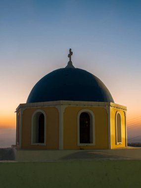 Thira şehrindeki Santorini Takımadası 'nda gün doğumu.