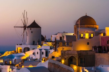 Oia şehrindeki Santorini Takımadaları 'nda gün batımı.