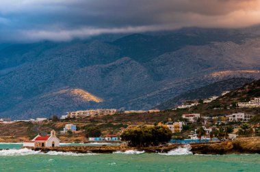 Girit 'teki Hersonissos tatil köyünün manzarası