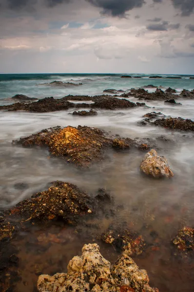 Θαλασσινά Κύματα Συντρίβονται Στα Βράχια Στην Ακτή — Φωτογραφία Αρχείου