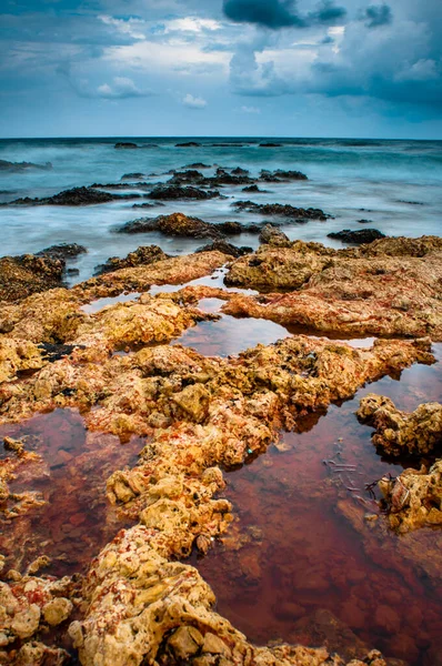 Zeegolven storten neer op de rotsen aan de kust — Stockfoto
