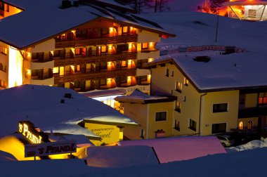 SOELDEN, AUSTRIA - 17 HAZİRAN 2012: Güneş battıktan sonra Soelden kayak merkezi.