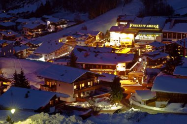 SOELDEN, AUSTRIA - 17 HAZİRAN 2012: Güneş battıktan sonra Soelden kayak merkezi.