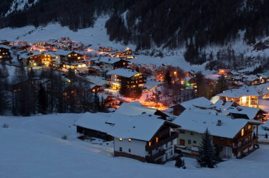 SOELDEN, AUSTRIA - 17 HAZİRAN 2012: Güneş battıktan sonra Soelden kayak merkezi.