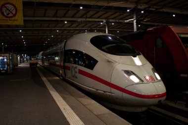 MUNICH, GERMANY - 15 HAZİRAN 2012: Almanya Tren İstasyonu 'nda bir elektrikli tren.