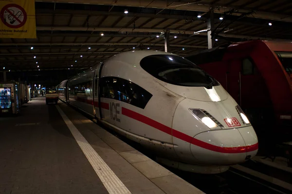 ミュンヘン ドイツ 2012年1月15日 ドイツ鉄道駅での電車 — ストック写真