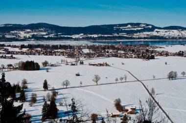 Schwangau, Almanya 'daki arazi ve dağların manzarası.
