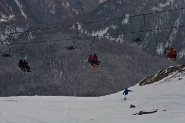 SOELDEN, AUSTRIA - 23 HAZİRAN 2012: Kayakçılar dağdaki asansöre biner.